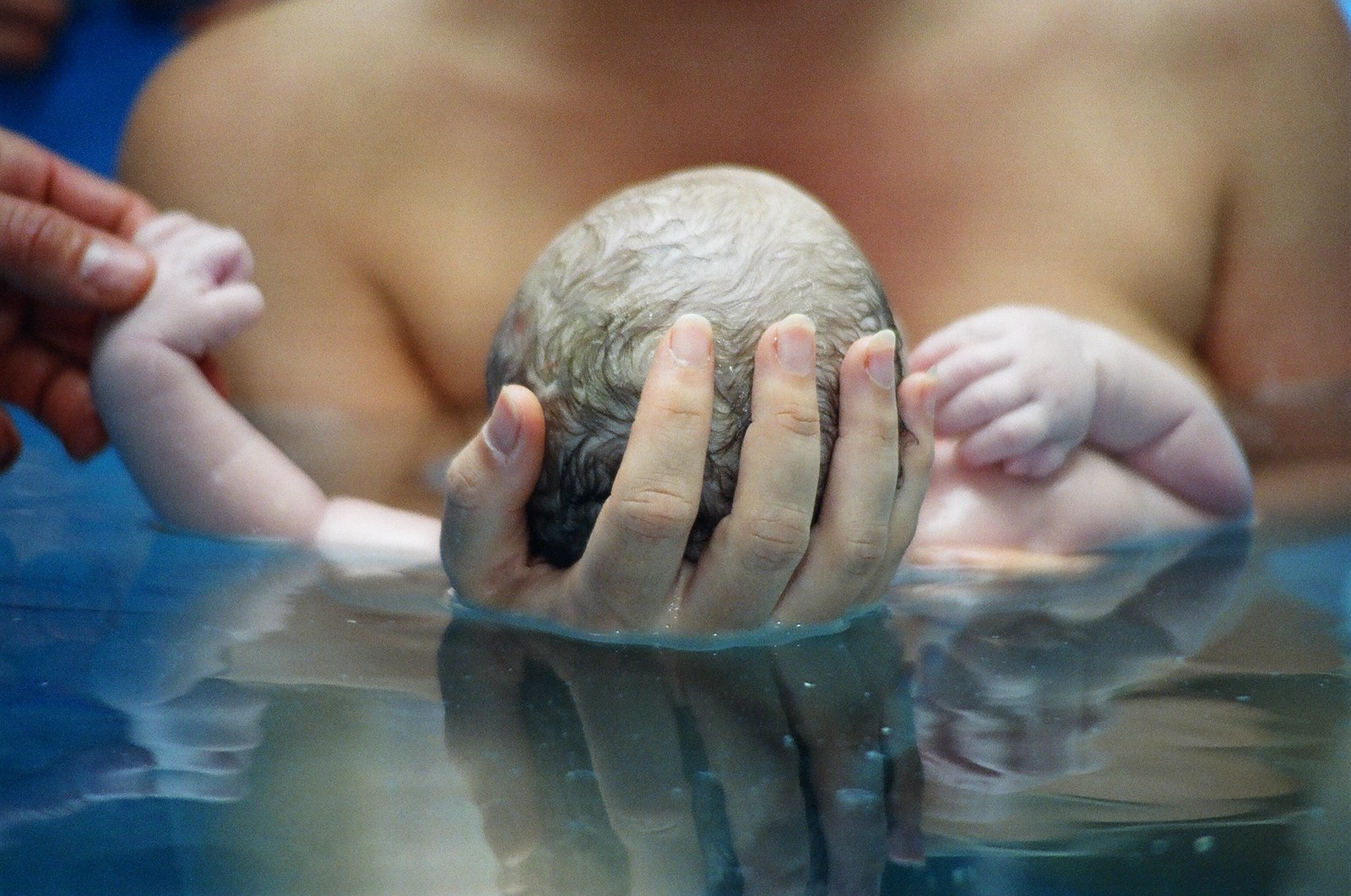 Parto in acqua: i benefici per mamma e neonato