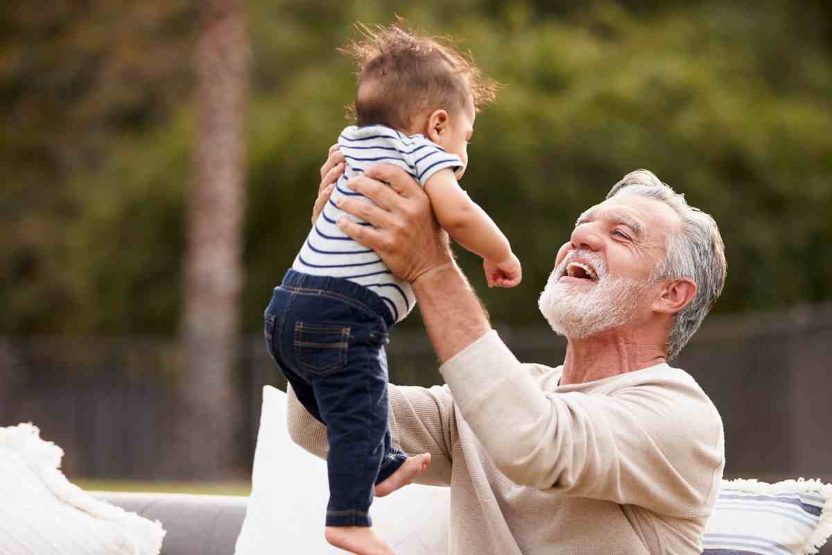 Diventare papà dopo i 60-70 anni: quali sono i rischi per il bambino?